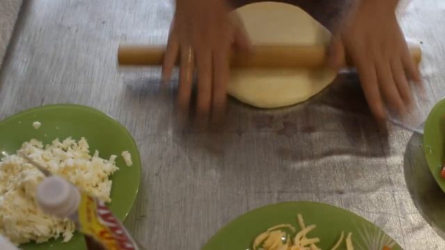 Пицца на дрожжевом тесте с сочной копченой говядиной помидорами и сыром.mp4