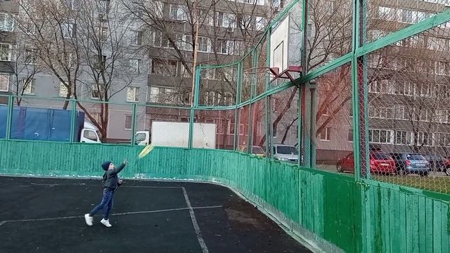 игра в летающую тарелку) пробует попасть в кольцо смотреть онлайн