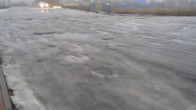 Дороги депрессивного города Токмак. Тает лёд на улицах Заливная и Мостовая. смотреть онлайн