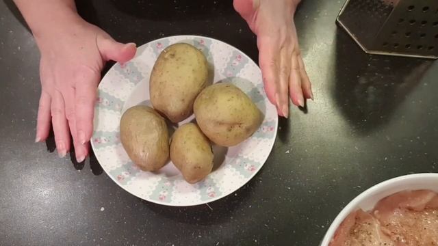 Куриная грудка под картофельно-сырной шубкой смотреть онлайн