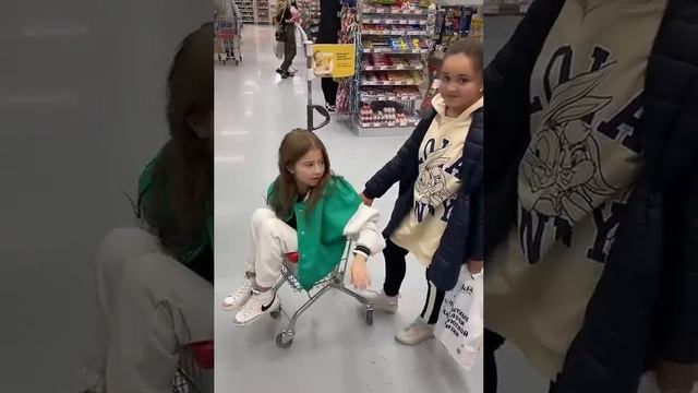 Милана Хаметова застряла в тележке #миланахаметова #суперхаус #superhouse смотреть онлайн