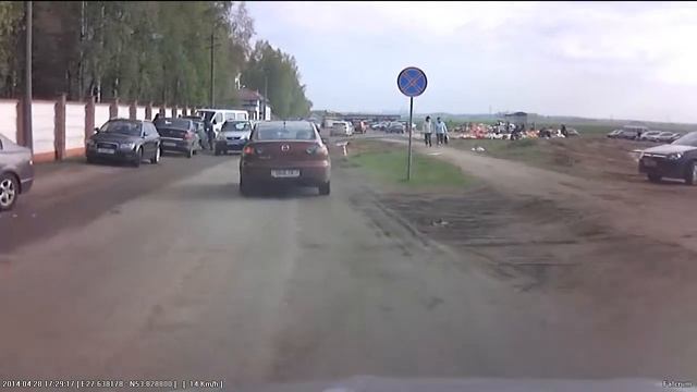 Автомобили возле Чижовского кладбища в Минске накануне Радуницы смотреть онлайн