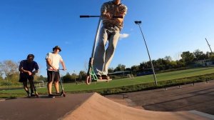 ТРЮКИ НА САМОКАТЕ НА РАЙОНЕ