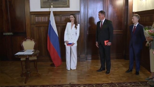 Наталия Орейро прочла присягу российского гражданина, поклявшись защищать независимость России смотреть онлайн
