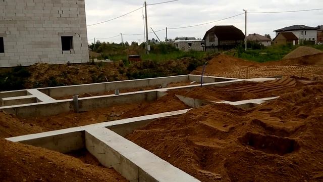 Засыпка песчаногравийной смеси внутрь фундамета. смотреть онлайн