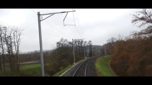 Красивое передвижение по Швейцарии в поезде с видом из кабины машиниста смотреть онлайн