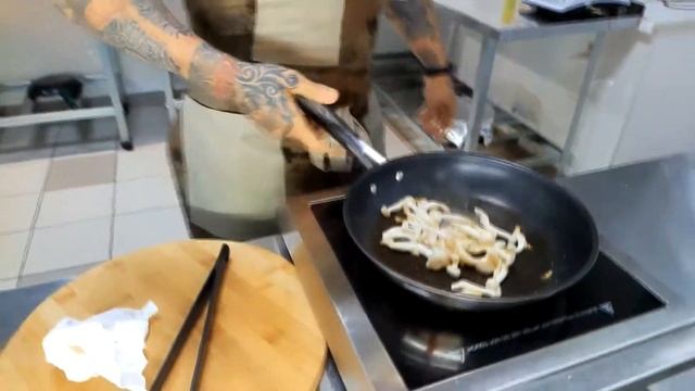 МИНИ-БУРГЕРЫ С КРЕВЕТКАМИ И СВИНИНОЙ ОТ АНТИДОНЕР. смотреть онлайн