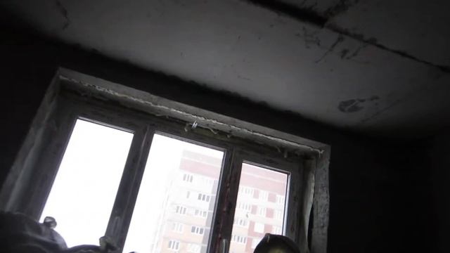 Устранил сквозняки в окнах. Шпатлюем стены. смотреть онлайн