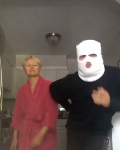 Парень троллит свою русскую маму смотреть онлайн