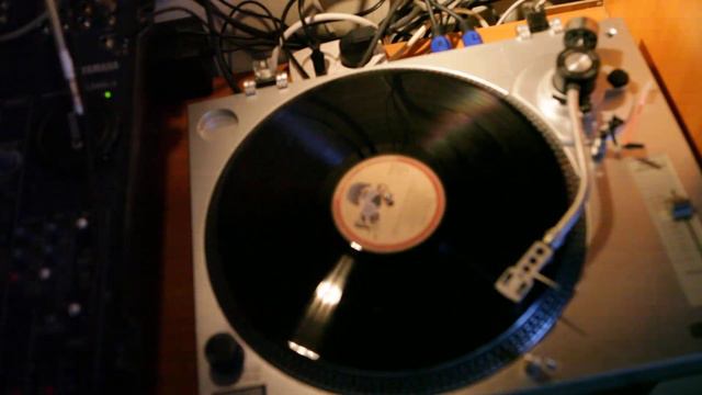 2 the turntable I use to figure vinyl / вертушка с которой я цифрую винил . смотреть онлайн