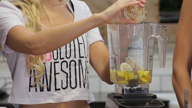 Katja Glieson's Vegan Summer Caramel Green Smoothie | Blender Babes смотреть онлайн