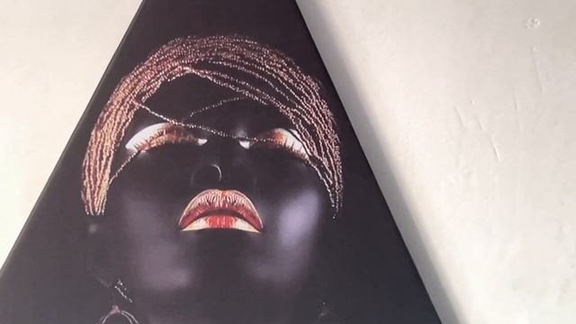 Интерьерная треугольная картина - Портрет Африканки смотреть онлайн