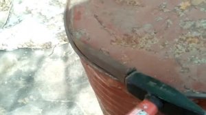 Как вскрыть металлическую бочку за 20 минут с помощью зубила и молотка.