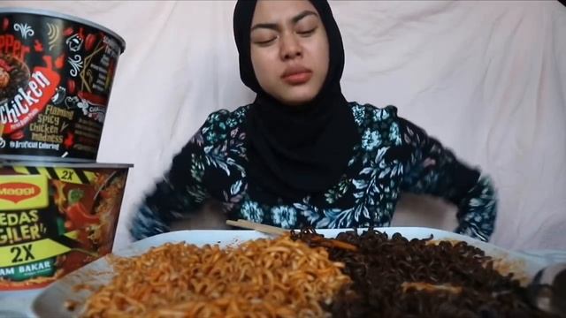 GHOST PEPPER NOODLES VS MAGGI PEDAS GILER 2x CHALLENGE | EATING SHOW смотреть онлайн