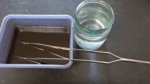 Правка [вскрытие, травление] эльборового бруска на медно-оловянной связке в растворе хлорного желез