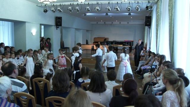 Французская песня" Добрый мак".Танец в стиле менуэта. смотреть онлайн