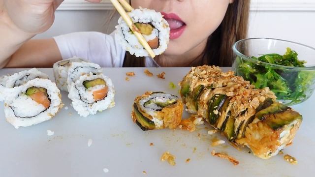 ASMR SUSHI ROLL PLATTER (EATING SOUNDS) DRAGON ROLL & SALMON ROLL W/ SEAWEED SALAD смотреть онлайн