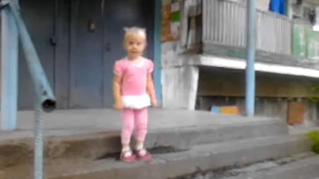 Никаа, рассказывает стишок про бычка :D смотреть онлайн
