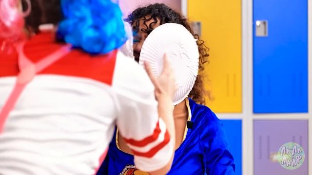 БЕДНАЯ Харли VS БОГАТАЯ Суперженщина| Кто победит в конкурсе СУПЕРГЕРОЕВ? Как стать популярной смотреть онлайн