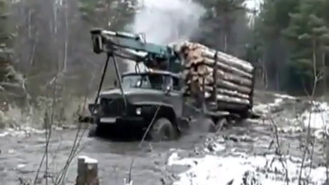 Только кабина торчит из грязи, а он едет смотреть онлайн