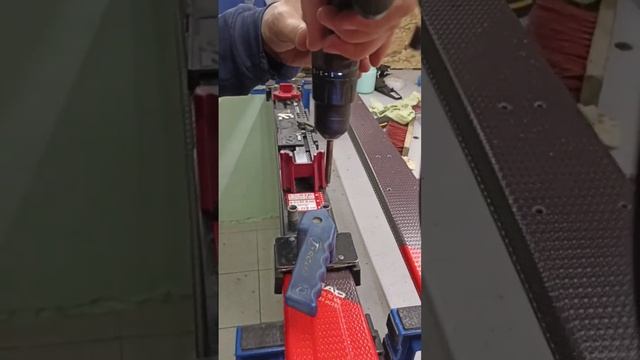 Установка креплений на горные лыжи . смотреть онлайн
