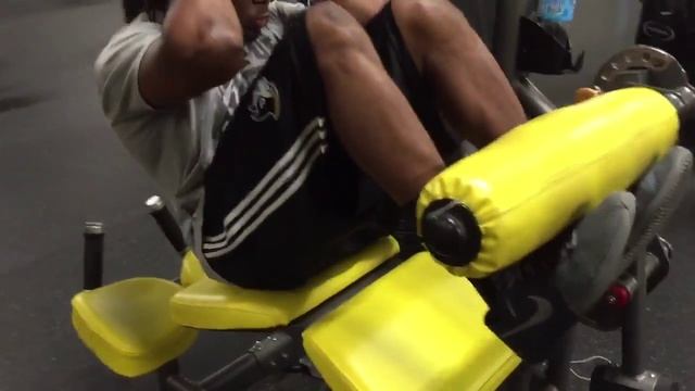 Abs using a leg Curl Machine смотреть онлайн