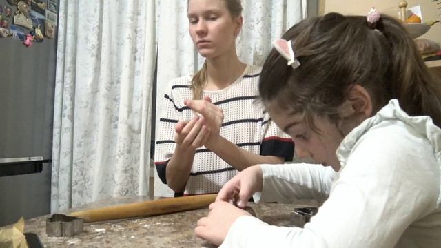 Cooking dinner, cleaning up the Christmas tree... смотреть онлайн