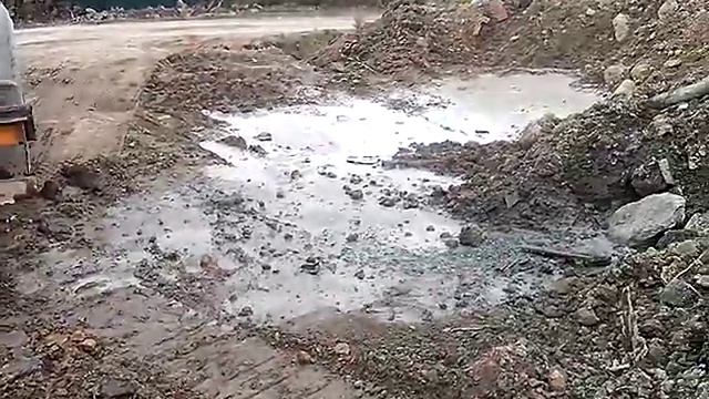 Бетономешалки в Холмске сливают содержимое цистерн у маяка смотреть онлайн