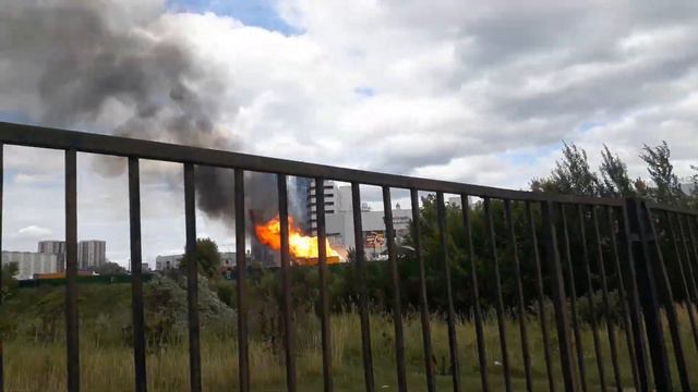Пожар в г. Московский, горит газовая заправка. смотреть онлайн