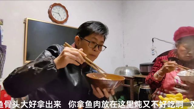 九九鱼头做火锅，汤汁奶白似蜂蜜，一碗米饭三碗汤九九真会把嘴美 смотреть онлайн