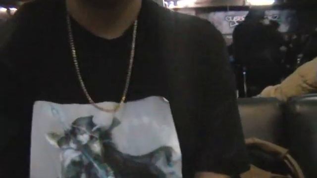 Дотерша-Индира показывает татуировки