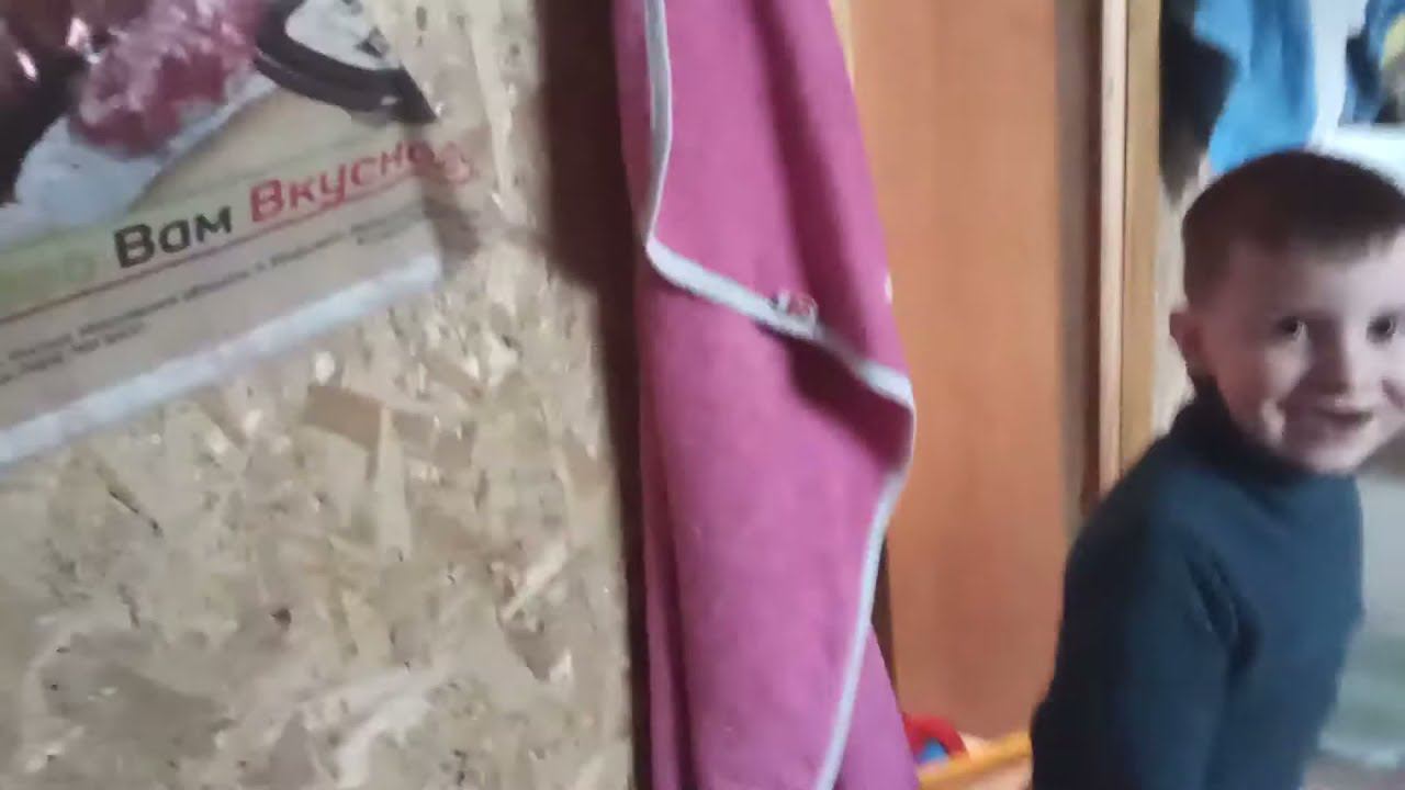 Серёжа Саша и Денис пришли в гости