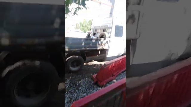 Ремонт автомобильных дорог при помощи молотка и прочих инструментов #тюмень72 #tyumen72 #сибирь смотреть онлайн