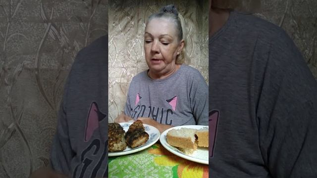#mukbang /карась жареный /салат из помидор и огурца /eating /food #пожрем #мукбанг смотреть онлайн