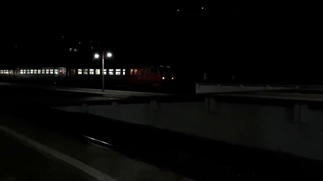 [РЖД] "3 вагона и электровоз" ЭП1П-032 с поездом №653 Кисловодск - Адлер. Вечер на вокзале. смотреть онлайн
