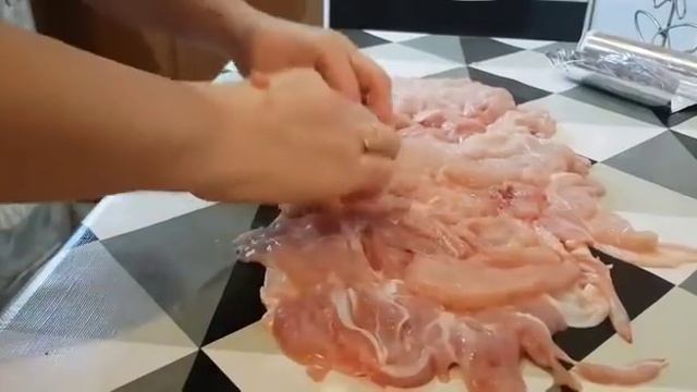 Ужасная истрия курицы,которая превратилась в очень вкусный рулет) смотреть онлайн