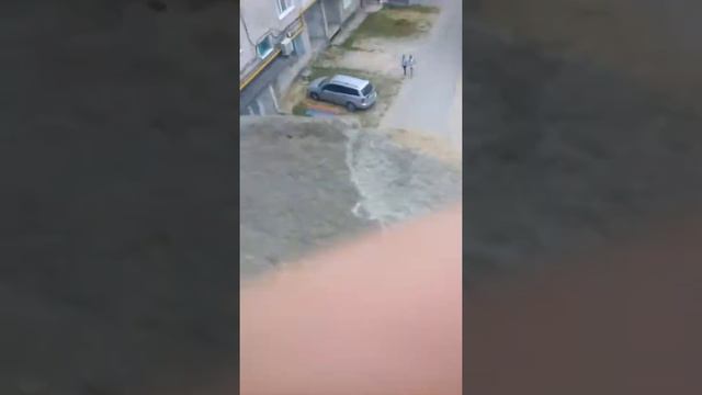 Кидаем с окна в людей и в машины смотреть онлайн