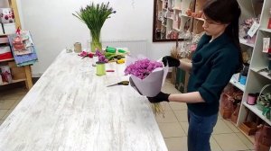 Как упаковать букет из тюльпанов. Простой вариант упаковки выглядит очень стильно.