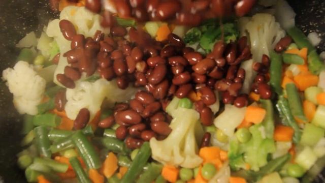 Мини-колбаски, запеченные с овощами и фасолью