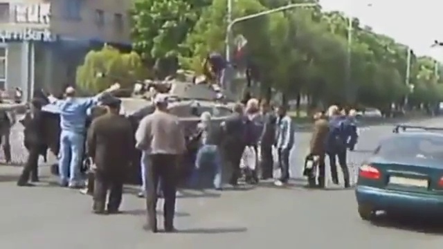 Мариуполь 09.05.2014 Люди грудью перекрыли дорогу танкам. смотреть онлайн