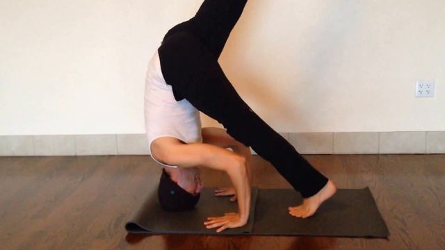 Yoga Tutorial: Tripod Head Balance with Split Legs смотреть онлайн