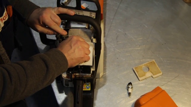 Ремонт бензопилы. Замена свечи зажигания смотреть онлайн