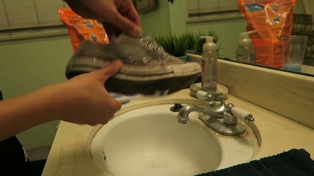 EASY LIFE HACK: How to Clean White Converse! смотреть онлайн