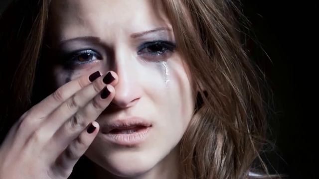 Муж бросил жену с четырьмя детьми на руках, но спустя время жизнь его красиво наказала... смотреть онлайн