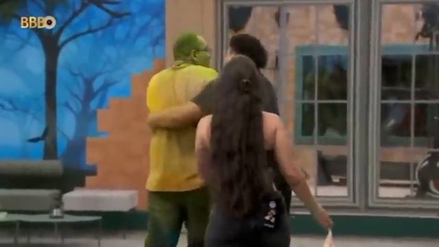 BBB 24: Produção tenta separar briga após Bin tentar agredir Davi смотреть онлайн
