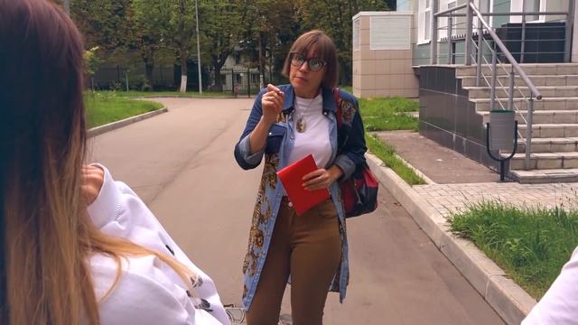 Что за НОВАЯ УЧИЛКА? Back To School смотреть онлайн