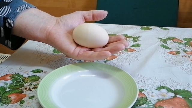 Выясняем содержимое гигантского куриного яйца смотреть онлайн