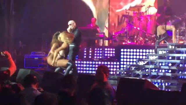 Pitbull On The Floor The Bad Man Tour 2016 Houston смотреть онлайн