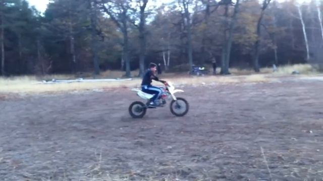 В первый раз в жизни упал на питбайке ,это оказалось смешным!!! смотреть онлайн