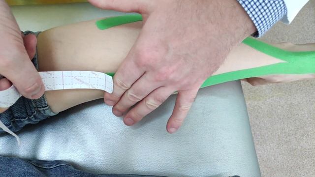 Тейпирование икроножной и камбалвидной мышцы. Taping of the calf and sole muscles. смотреть онлайн